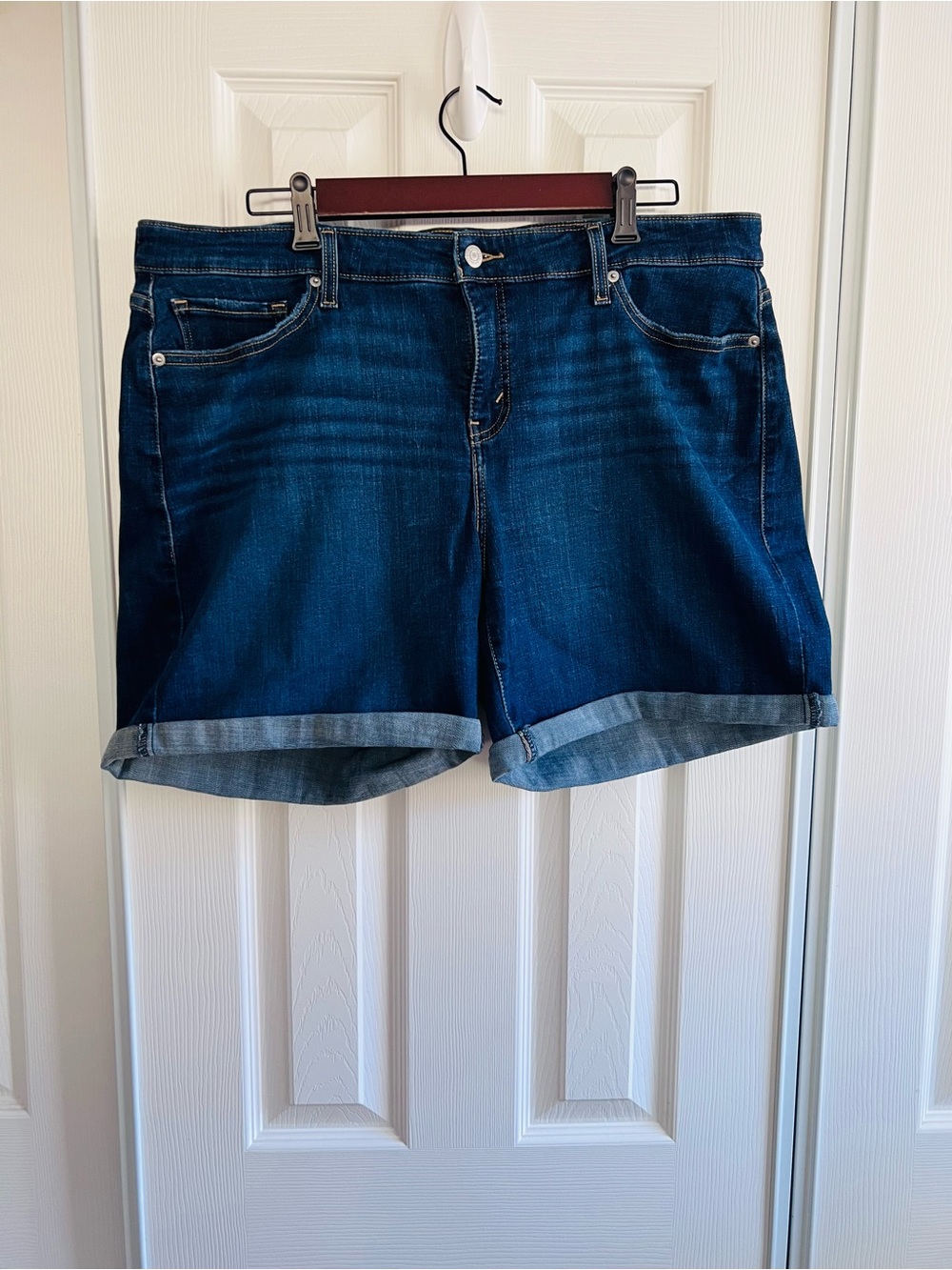 Levi’s Mid Length Denim Shorts 18W Plus Size Dark Wash Stretch Cuffed Bermuda